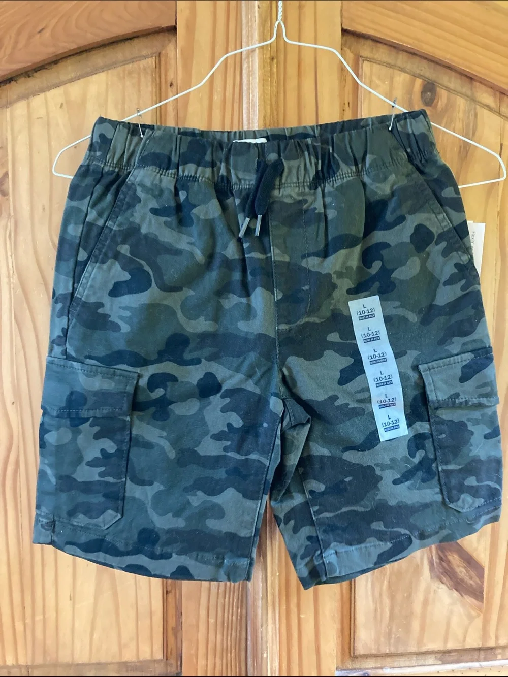 Boys Old Navy green camo cargo shorts size L (10/12) - NWT